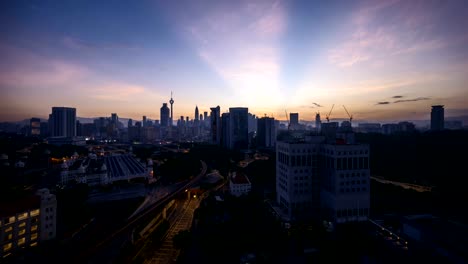 dramatische-Sonnenaufgang-bei-Kuala-Lumpur-City-mit-Sonnenstrahl-platzen.-Verschieben-oder-Ändern-der-Farbe-Wolken.