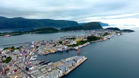 Stadt-von-Alesund-Norwegen-Luftaufnahmen