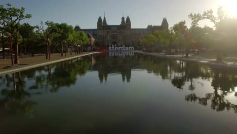 Vista-del-Museo-Nacional-Rijksmuseum-en-el-Museumplein,-Ámsterdam,-Países-Bajos