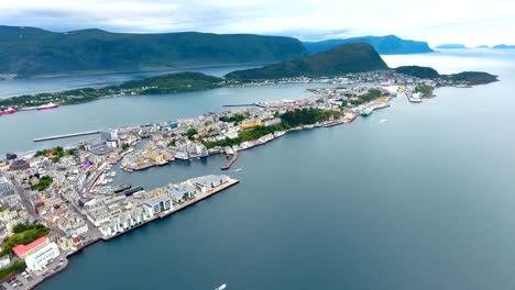 Stadt-von-Alesund-Norwegen-Luftaufnahmen