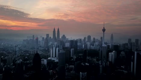 Brennenden-Himmel-gegen-Kuala-Lumpur-Wolkenkratzer-mit-Nebel-und-nebligen-Morgen.