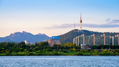 Timelapse-Sonnenuntergang-der-Stadt-Seoul-und-Namsan-Tower-in-Seoul,-Südkorea