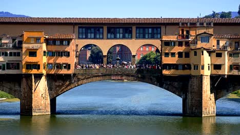 Ponte-Vecchio-bridge-in-Florence,-Italy