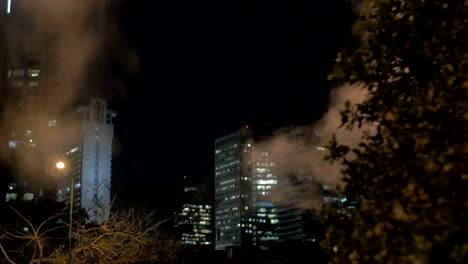 Paisaje-urbano-nocturno-de-Tel-Aviv-con-vapor-de-condensación