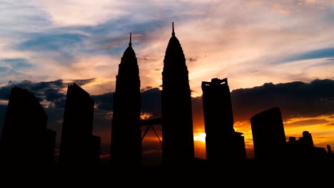 Silueta-del-paisaje-urbano-de-timelapse-de-Kuala-Lumpur-en-puesta-de-sol-en-Malasia