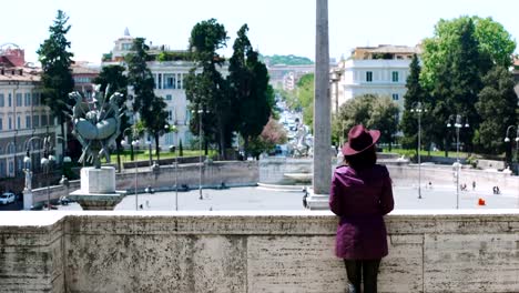 Eine-junge,-elegante-touristische-Blick-auf-Piazza-del-Popolo-in-Rom