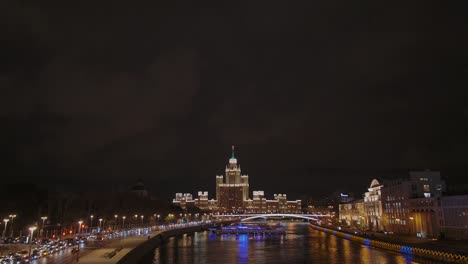 Vista-nocturna-de-Zaryadye-Park-en-Moscú.-Bisagra-puente-a-través-río-de-Moscú.