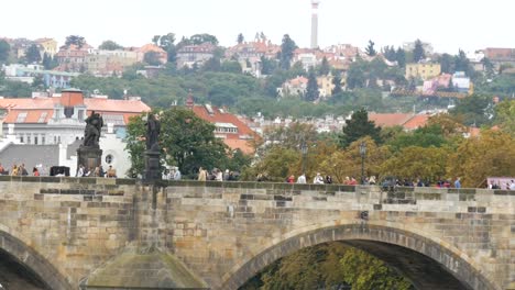 Prag-Karlsbrücke-auf-Moldau-auf-die-Massen-von-Touristen-schlendern