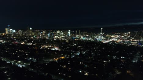 Vuelo-lejos-de-Seattle-Cityscape-noche-rascacielos-edificios