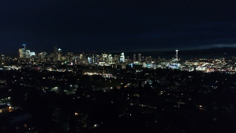 Seattle-Nachtlichter-Washington-Skyline-Antenne-in-der-Abenddämmerung
