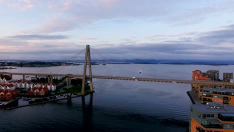 Antenne:-Die-Stadtbrücke-im-Sonnenuntergang-Stavanger