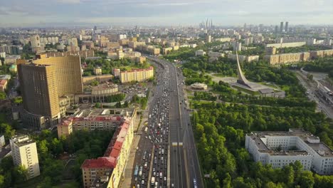 Rusia-día-tiempo-Moscú-vdnh-famoso-paisaje-urbano-hotel-tráfico-perspectiva-aérea-panorama-4k