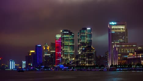 Nacht-erleuchtet-Stadt-Bucht-Gebäude-Panorama-4k-Zeitraffer-China-shanghai