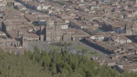 Plaza-de-Armas-de-Cusco,-vista-desde-una-montaña-cercana