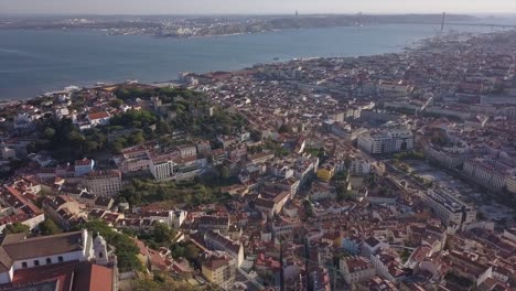 Portugal-sonnigen-Abend-Lissabon-Stadtbild-Bucht-Luftbild-Panorama-4k