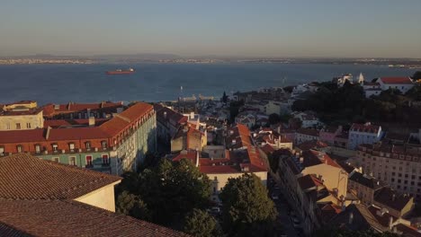 Portugal-Sonnenuntergangszeit-Lissabon-Stadtbild-Bucht-Luftbild-Panorama-4k