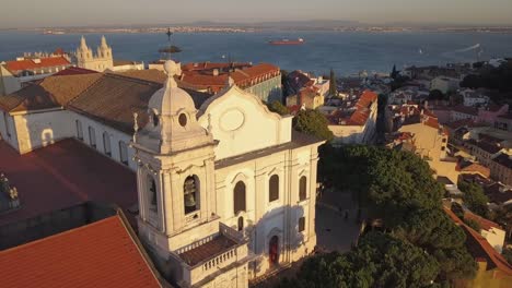 Portugal-al-atardecer-miradouro-da-senhora-panorama-aérea-de-la-bahía-de-la-ciudad-de-monte-Lisboa-4k