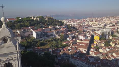 Portugal-sonnigen-Tag-Lissabon-Stadtbild-Kirchturm-Top-aerial-Panorama-4k