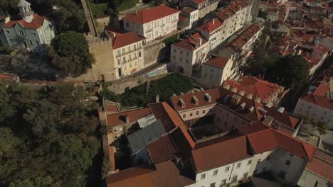 Portugal-sonnigen-Tag-Lissabon-berühmten-Alfama-Dach-Stadtbild-aerial-Panorama-4k