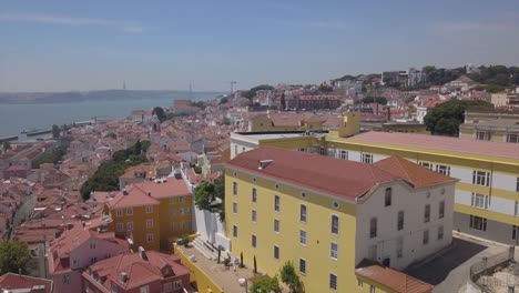 Portugal-día-hora-tejados-de-barrio-de-alfama-de-paisaje-urbano-de-Lisboa-Bahía-panorama-aéreo-4k