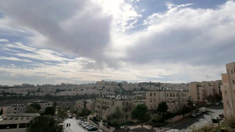 Las-nubes-pasan-sobre-los-tejados-de-la-zona-residencial-de-Jerusalén.