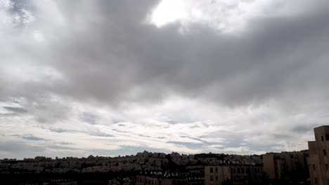 Las-nubes-pasan-sobre-los-tejados-de-la-zona-residencial-de-Jerusalén.