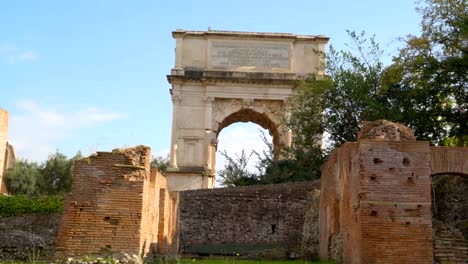 Blick-von-der-Bogen-von-Titus-im-Palatin-in-Rom-in-Italien