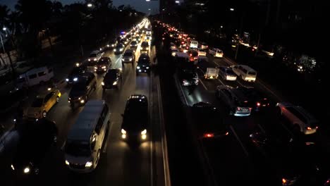 Rush-Hour-Nachtverkehr-der-passierenden-Fahrzeuge-sechs-Lane-Straße.-Luftbild