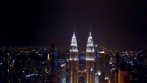 Vista-aérea-de-Kuala-Lumpur-en-la-noche-junto-a-la-torre-KLCC.