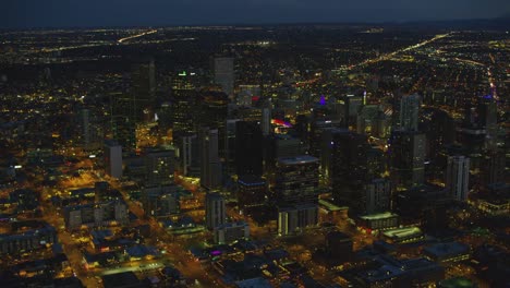 Luftaufnahme-der-Innenstadt-von-Denver-Gebäude-in-der-Nacht