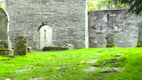 Viejas-lápidas-en-un-cementerio