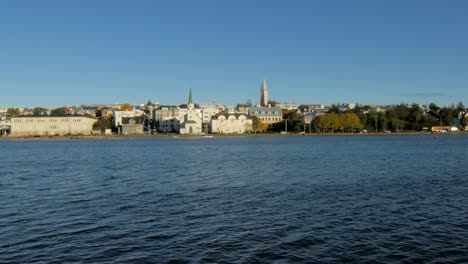 Super-sonnige-Stadtbild-von-Reykjavik-Tjörnin-See-bei-gutem-Wetter