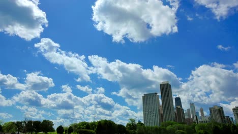 Horizonte-de-Chicago-con-las-nubes-cruzando-el-cielo-Time-Lapse