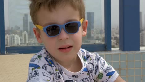 Portrait-of-happy-kid-in-funny-sunglasses