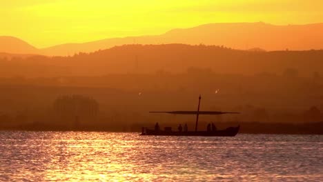 Touristen-in-einem-Boot-in-Albufera,-Valencia.-Sie-kommen-zurück,-die-natürliche-Landschaft-zu-besuchen