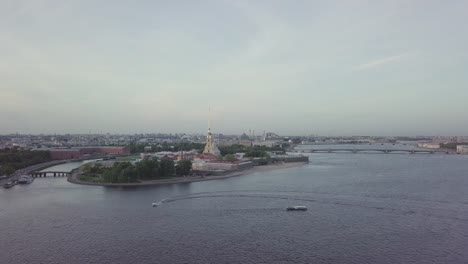 Toma-aérea-de-la-fortaleza-Pedro-y-Pablo-en-la-isla-de-Zayachy,-centro-histórico-de-la-ciudad-de-San-Petersburgo,-Rusia