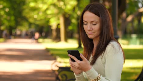 Retrato-de-mujer-hermosa-navegación-en-smartphone