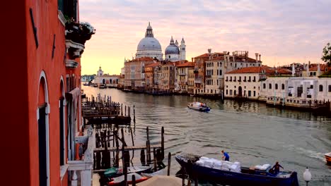 Schöne-Skyline-Sonnenaufgang-in-Venedig-Canal-Grande-Italien.-Blick-auf-die-Basilica-di-Santa-Maria-della-Salute,-Venedig-Stadtbild