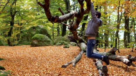 Mann-läuft-allein-im-Wald-und-auf-dem-Ast-eines-Baumes-hängt.-Sport,-Stärke,