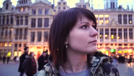 Tourist-girl-walks-and-looks-at-attractions-on-Grand-Place-in-Brussels,-Belgium