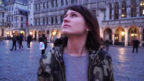 Tourist-girl-walks-and-looks-at-attractions-on-Grand-Place-in-Brussels,-Belgium.-slow-motion