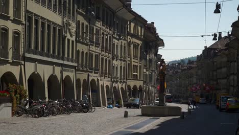 Suiza-día-soleado-Berna-ciudad-famoso-principal-calle-panorama-4k