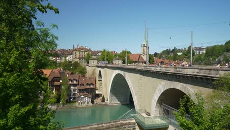 Schweiz-Bern-Stadtbild-Sonnentag-Fluss-Seite-Verkehr-Brücke-Panorama-4k