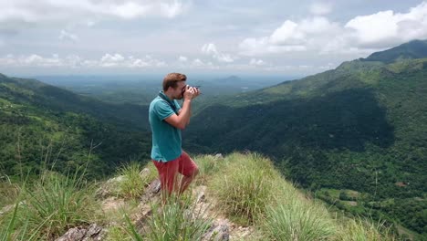 Fotógrafo-de-aventura-con-la-cámara-se-dispara-estando-en-mini-pico-de-Adams-en-Sri-Lanka.-Vistas-desde-la-parte-superior.