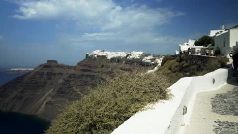 Cardan-eje-tres-tiro-caminando-hacia-imerovigli,-Santorini