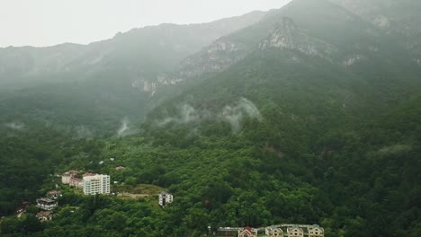 Dunkle-Nebel-regnerisch-Wolken-über-dem-Berg-Europa-Dorfhaus-im-Wald