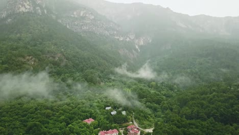 Dunkle-Nebel-regnerisch-Wolken-über-dem-Berg-Europa-Dorfhaus-im-Wald