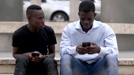afrikanische-Männer-auf-der-Straße-mit-smartphone