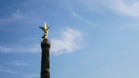 Lapso-de-tiempo:-La-columna-de-la-victoria-en-Berlín-contra-un-cielo-azul-nublado