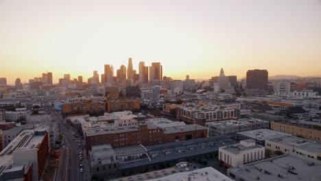 Toma-aérea-de-Los-Angeles-al-atardecer